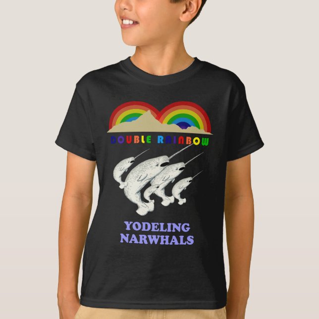 Dubbla Rainbow Yodeling Narwhings T Shirt (Framsida)