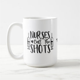 Dubbla Syringe Sjuksköterskor anropar Shots Funny Kaffemugg