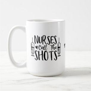 Dubbla Syringe Sjuksköterskor anropar Shots Funny Kaffemugg