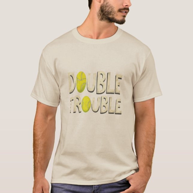 Dubbla Trouble Funny Tennis Bollar T Shirt (Framsida)