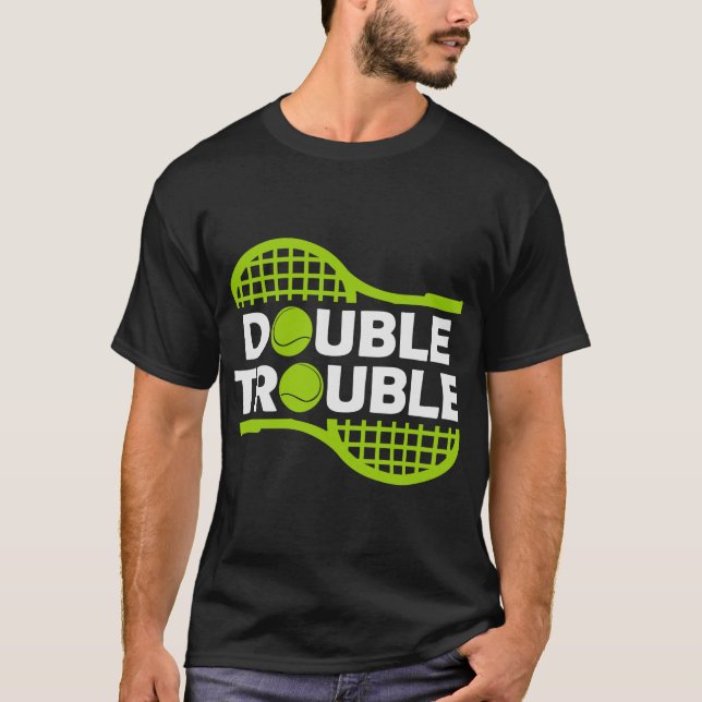 Dubbla-Trouble-Funny-Tennis T Shirt (Framsida)