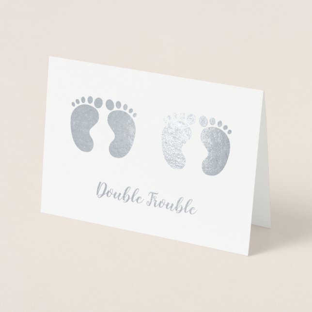 Dubbla Trouble Twillingar Nyfödd bebis Announcemen Folierat Kort (Framsida)