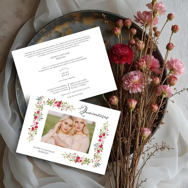 Dubble Quinceañera Spansk Whimsical Typografi  Inbjudningar (Double Quinceañera Spanish Whimsical Typography Red and Pink Shades Flowers Photo Invitation Cards.)