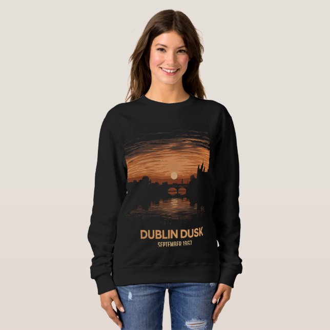 Dublin Dusk: Captivating Twilight Scenes Black T Shirt (Hel framsida)