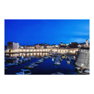 Dubrovnik hamn och väggar belysta nattetid fototryck