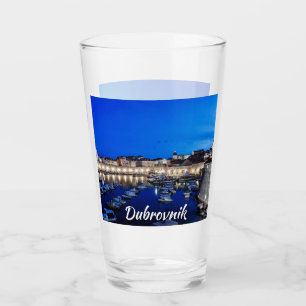 Dubrovnik hamn och väggar belysta nattetid glaskopp
