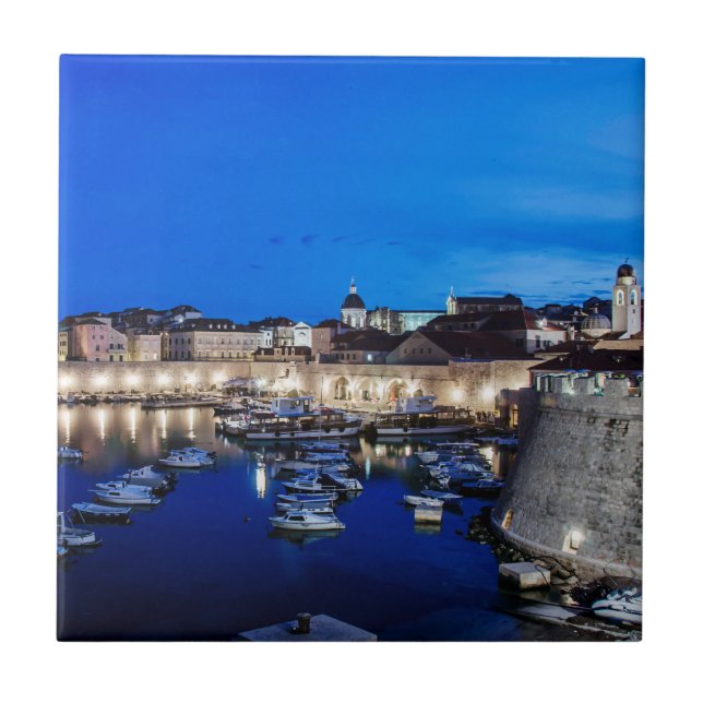 Dubrovnik hamn och väggar belysta nattetid kakelplatta (Framsidan)