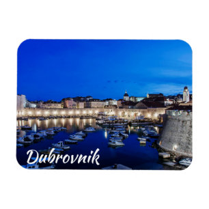 Dubrovnik hamn och väggar belysta nattetid magnet