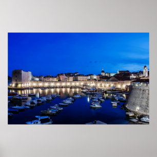 Dubrovnik hamn och väggar belysta nattetid poster