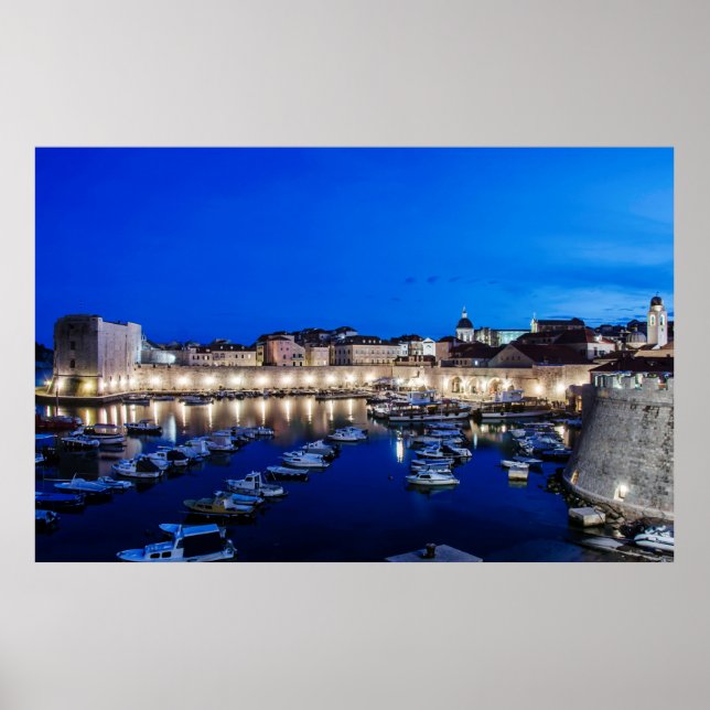 Dubrovnik hamn och väggar belysta nattetid poster (Framsidan)