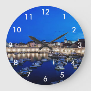 Dubrovnik hamn och väggar belysta nattetid stor klocka