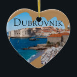 Dubrovnik: Vy över Beach och gammal stad Julgransprydnad Keramik<br><div class="desc">Dubrovnik, Adriatiska havets juvel, är en gammal stad med rödtak i byggnad och sandstränder. I detta foto går med Adriatiska havets blå vatten den gamla staden och den populära Banje Beach. Den här bilden gör en underbar souvenir eller resegåva. Detta prydnadsämne är fullt ut anpassade och redo att vara personlig....</div>