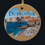 Dubrovnik: Vy över Beach och gammal stad Julgransprydnad Keramik<br><div class="desc">Dubrovnik, Adriatiska havets juvel, är en gammal stad med rödtak i byggnad och sandstränder. I detta foto går med Adriatiska havets blå vatten den gamla staden och den populära Banje Beach. Den här bilden gör en underbar souvenir eller resegåva. Detta prydnadsämne är fullt ut anpassade och redo att vara personlig....</div>