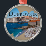 Dubrovnik: Vy över Beach och gammal stad Julgransprydnad Metall<br><div class="desc">Dubrovnik,  Adriatiska havets juvel,  är en gammal stad med rödtak i byggnad och sandstränder. I detta foto går med Adriatiska havets blå vatten den gamla staden och den populära Banje Beach. Den här bilden gör en underbar souvenir eller resegåva. Detta prydnadsämne är helt och hållet anpassade.</div>