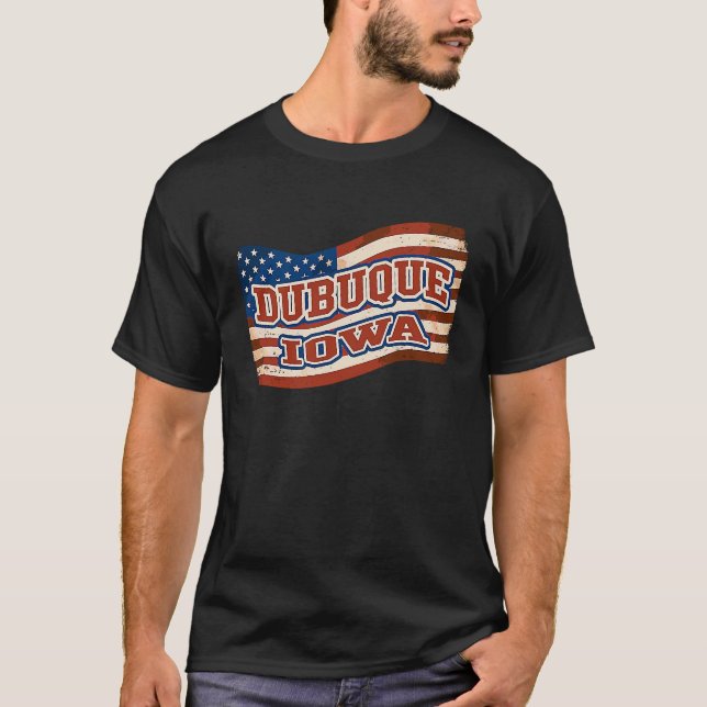 Dubuque City Iowa Vintage American Flagga T Shirt (Framsida)