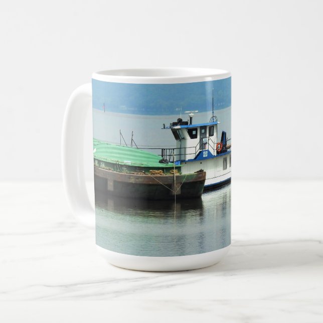Dubuque, Iowa Pusher Boat vid Mississippifloden Kaffemugg (Framsida vänster)