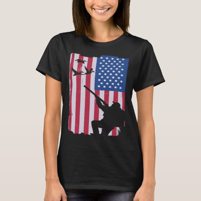 Duck hunting usa flag weapon shotgun t shirt (Framsida)