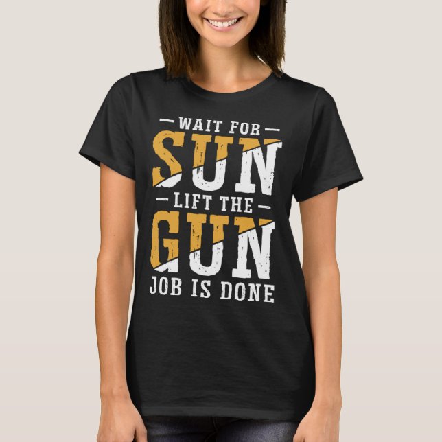 Duck Hunting Wait For Sun Lift The Gun Job Is Done T Shirt (Framsida)