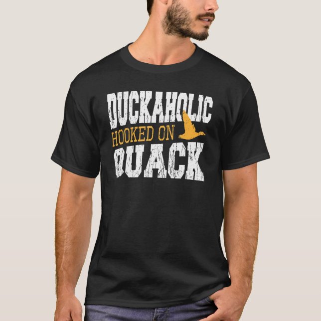 Duckaholic Hooked On Quack Duck Hunting T Shirt (Framsida)