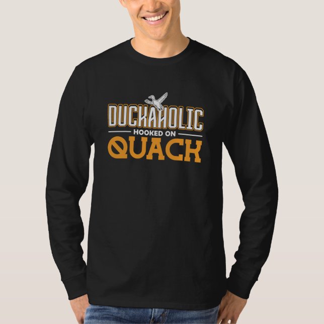 Duckaholic hooked on Quack Duck Hunting T Shirt (Framsida)