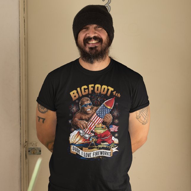DUDE I KÄRLEK FIREWORKS Bigfoots T Shirt (Skapare uppladdad)
