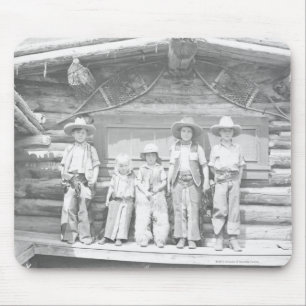 Duderanchfoto av barn i cowboykläder musmatta