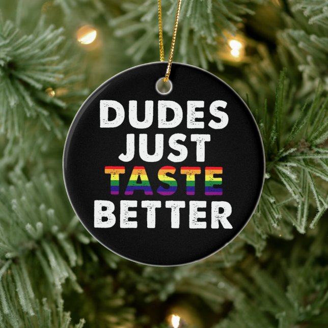 Dudes Taste Better Gay pride Gift Idea Julgransprydnad Keramik (Träd)