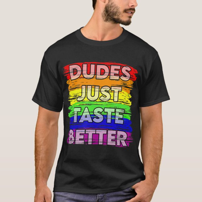 Dudes Taste Better Gay pride Gift Idea T Shirt (Framsida)