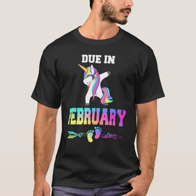 Due Date February Pregnancy Announcement T Shirt (Framsida)