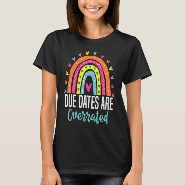 Due Dates Are Overrated Cute Neonatal Nurse NICU N T Shirt (Framsida)