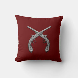 Dueling Antique Guns Maroon Kudde