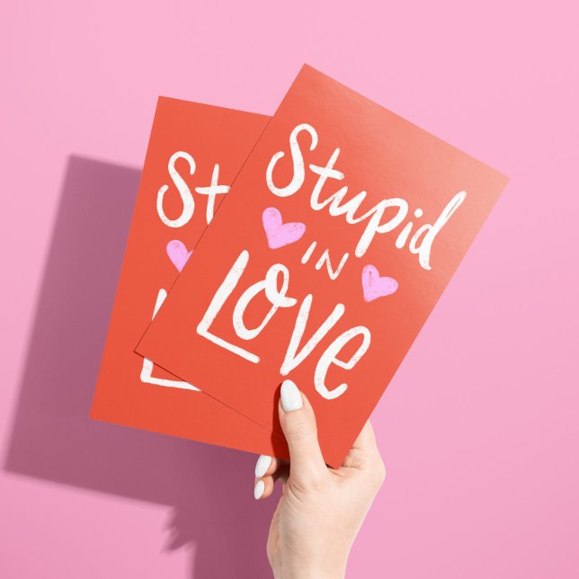 Dum Förälskad i Dig Bara För Att Kort (Bold red card with pink hearts and white lettering "stupid in love ... with you" and custom text)