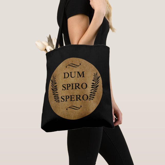 Dum spiro spero tygkasse (Närbild)
