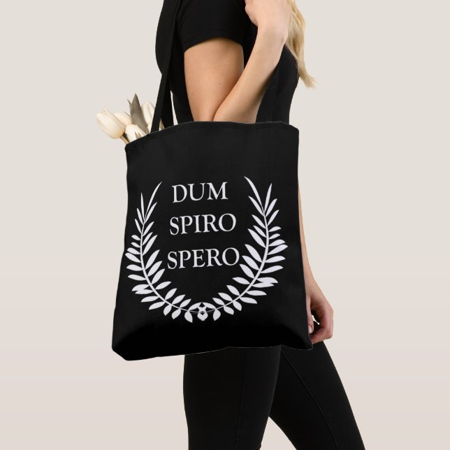 Dum spiro spero tygkasse (Närbild)