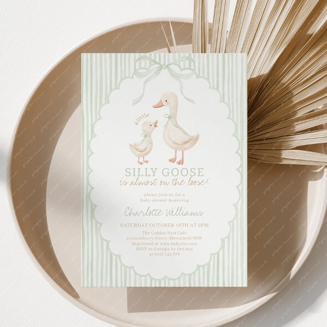 Dumma Gås Sage Grön Bebis Shower Inbjudningar (A little Silly Goose is almost on the loose! Sage green striped Baby Shower Invitation)