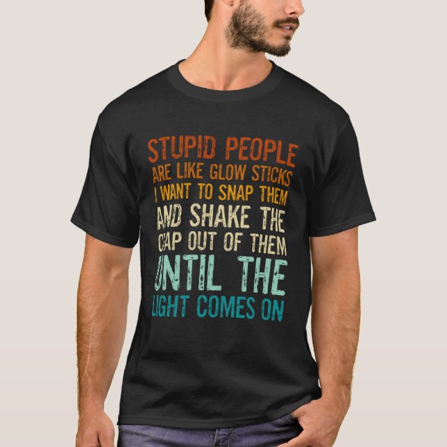 Dumma människor är som glödpinnar jag vill knäppa  t shirt (Framsida)