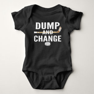 Dumpning och byte av vit bockey Baby-typ T Shirt