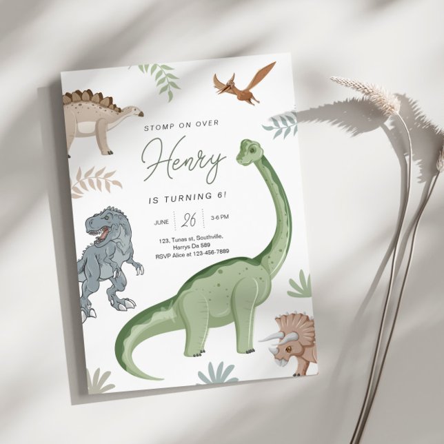 Dunka, knacka och rytande! Dinosauriers födelsedag Inbjudningar (Skapare uppladdad)