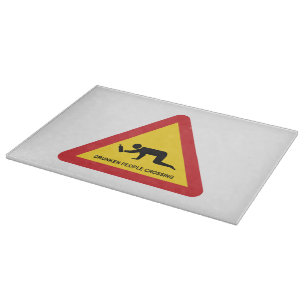 DUNKEN MÄNNISKOR SOM KRYSSERAR TRAFIKSIGN