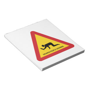 DUNKEN MÄNNISKOR SOM KRYSSERAR TRAFIKSIGN ANTECKNINGSBLOCK