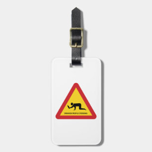 DUNKEN MÄNNISKOR SOM KRYSSERAR TRAFIKSIGN BAGAGEBRICKA