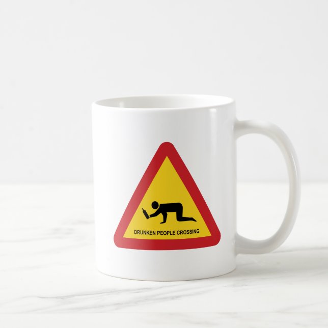 DUNKEN MÄNNISKOR SOM KRYSSERAR TRAFIKSIGN KAFFEMUGG (Höger)