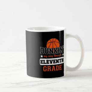 Dunking min väg genom 11:e Klass-basketbollen bak Kaffemugg