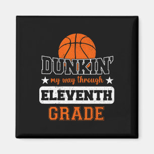 Dunking min väg genom 11:e Klass-basketbollen bak Magnet