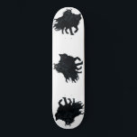 Dunkle Kriegerin auf Höllenwolf Mini Skateboard Bräda 18,5 Cm<br><div class="desc">Mächtige dunkle Kriegerin in schwarzer Rüstung mit Hörnern,  reitet auf einem riesigen,  schwarzen Wolf mit leuchtend roten Augen. Ein episches,  düsteres Fantasy-Design für Fans von Dark Art und mystischen Kreaturen.</div>