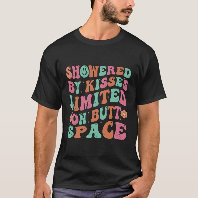 Duschad av kyssar på rymdbajset t shirt (Framsida)