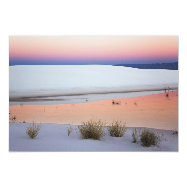 Dusk himlar som speglas i bassäng i vatten från fototryck (Framsidan)