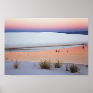 Dusk himlar som speglas i bassäng i vatten från poster