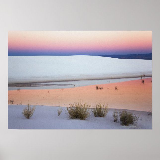 Dusk himlar som speglas i bassäng i vatten från poster (Framsidan)