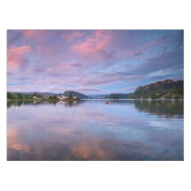 Dusk Himmel reflektioner om Loch Carron